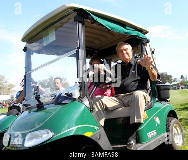 22 mars 2014 - Orlando, Floride, U. S - Arnold Palmer (R) et son épouse Kathleen Gawthrop roulent dans une voiturette sur le 18e fairway lors de la troisième manche de l'Arnold Palmer Invitational présentée par MasterCard qui s'est tenue au Bay Hill Club and Lodge d'Arnold Palmer. (Crédit image : © Debby Wong/ZUMA Wire/ZUMAPRESS.com) Banque D'Images