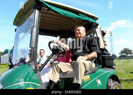 22 mars 2014 - Orlando, Floride, U. S - Arnold Palmer (R) et son épouse Kathleen Gawthrop roulent dans une voiturette sur le 18e fairway lors de la troisième manche de l'Arnold Palmer Invitational présentée par MasterCard qui s'est tenue au Bay Hill Club and Lodge d'Arnold Palmer. (Crédit image : © Debby Wong/ZUMA Wire/ZUMAPRESS.com) Banque D'Images