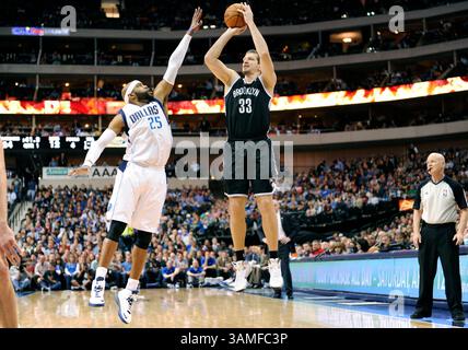 23 mars 2014 : Mirza Teletovic, attaquant des nets de Brooklyn, #33 lors d'un match NBA entre les nets de Brooklyn et les Mavericks de Dallas au American Airlines Center de Dallas, TX Brooklyn a battu Dallas 107-104(crédit image : © Albert Pena/Cal Sport Media/ZUMAPRESS.com) Banque D'Images