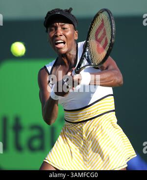 23 mars 2014 - Miami, Floride, États-Unis - le joueur américain venus Williams remet le ballon à l'australien Casey Dellacqua lors du tournoi de tennis Sony Open à Key Biscayne Fla., le dimanche 23 mars 2014. (Crédit image : © David Santiago/MCT/ZUMAPRESS.com) Banque D'Images