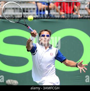 23 mars 2014 - Miami, Floride, États-Unis - L'Espagnol Tommy Robredo remet le ballon au Français Julien Benneteau lors du tournoi de tennis Sony Open à Key Biscayne en Floride, le dimanche 23 mars 2014. (Crédit image : © David Santiago/MCT/ZUMAPRESS.com) Banque D'Images