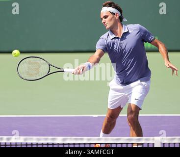 23 mars 2014 - Miami, Floride, États-Unis - le Suisse Roger Federer remet le ballon au néerlandais Thiemo de Bakker lors du tournoi de tennis Sony Open à Key Biscayne, en Floride, le dimanche 23 mars 2014. (Crédit image : © David Santiago/MCT/ZUMAPRESS.com) Banque D'Images