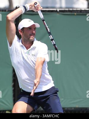 23 mars 2014 - Miami, Floride, États-Unis - le Français Julien Benneteau remet le ballon à l'Espagnol Tommy Robredo lors du tournoi de tennis Sony Open à Key Biscayne, en Floride, le dimanche 23 mars 2014. (Crédit image : © David Santiago/MCT/ZUMAPRESS.com) Banque D'Images