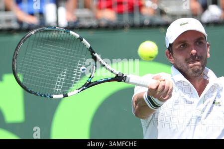 23 mars 2014 - Miami, Floride, États-Unis - le Français Julien Benneteau remet le ballon à l'Espagnol Tommy Robredo lors du tournoi de tennis Sony Open à Key Biscayne, en Floride, le dimanche 23 mars 2014. (Crédit image : © David Santiago/MCT/ZUMAPRESS.com) Banque D'Images