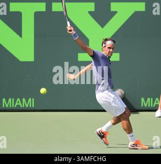 23 mars 2014 - Miami, Floride, États-Unis - le Suisse Roger Federer remet le ballon au néerlandais Thiemo de Bakker lors du tournoi de tennis Sony Open à Key Biscayne, en Floride, le dimanche 23 mars 2014. (Crédit image : © David Santiago/MCT/ZUMAPRESS.com) Banque D'Images