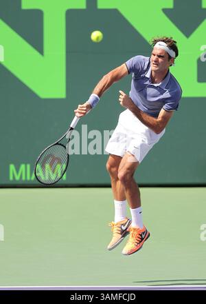 23 mars 2014 - Miami, Floride, États-Unis - le Suisse Roger Federer remet le ballon au néerlandais Thiemo de Bakker lors du tournoi de tennis Sony Open à Key Biscayne, en Floride, le dimanche 23 mars 2014. (Crédit image : © David Santiago/MCT/ZUMAPRESS.com) Banque D'Images