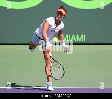23 mars 2014 - Miami, Floride, États-Unis - Na Li, la chinoise, sert le ballon aux Madison Keys des États-Unis lors du tournoi de tennis Sony Open à Key Biscayne Fla., le dimanche 23 mars 2014. (Crédit image : © David Santiago/MCT/ZUMAPRESS.com) Banque D'Images