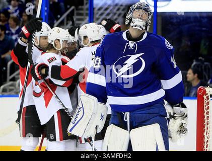 24 mars 2014 - Tampa, FL, États-Unis - Ben Bishop (30 ans), gardien du Lightning de Tampa Bay, réagit à un but du centre des sénateurs d'Ottawa Jason Spezza (19 ans) lors d'une action en deuxième période au Tampa Bay Times Forum à Tampa, Floride, le lundi 24 mars 2014. (Crédit image : © Dirk Shadd/MCT/ZUMAPRESS.com) Banque D'Images