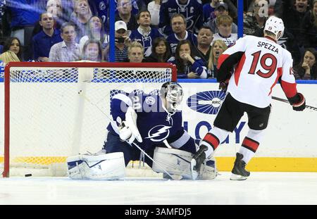 24 mars 2014 - Tampa, FL, États-Unis - le centre des sénateurs d'Ottawa Jason Spezza (19) marque contre le gardien des Lightning de Tampa Bay Ben Bishop (30) pour le seul but marqué lors de la fusillade au Tampa Bay Times Forum à Tampa, Floride, le lundi 24 mars 2014. (Crédit image : © Dirk Shadd/MCT/ZUMAPRESS.com) Banque D'Images