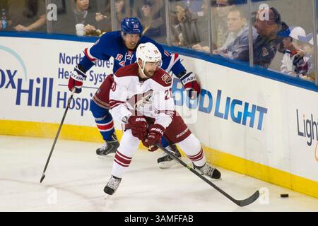 24 mars 2014 - Manhattan, New York, U. S - 24 mars 2014 : Chris Summers (20 ans), défenseur des Phoenix Coyotes, et Brad Richards (19 ans), centre des New York Rangers, se battent pour la rondelle pendant le match entre les New York Rangers et les Phoenix Coyotes au Madison Square Garden à Manhattan, New York . Les Rangers de New York battent les Coyotes de Phoenix 4-3 en prolongation. (Crédit image : â© Kostas Lymperopoulos/Cal Sport Media)(crédit image : © Kostas Lymperopoulos/Cal Sport Media/ZUMAPRESS.com) Banque D'Images