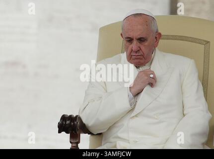 26 mars 2014 - État de la Cité du Vatican (Saint-Siège) - LE PAPE FRANÇOIS lors de son audience générale sur la place Pierre au Vatican. La démission de l’évêque du Limbourg Franz-Peter Tebartz-van Elst a été acceptée mercredi par le pape François. L'ancien évêque surnommé évêque de Bling a été sévèrement critiqué pour avoir dépensé plus de 30 millions d'euros pour sa nouvelle résidence et avait été convoqué par le pape en octobre 2013. (Crédit image : © Evandro Inetti/ZUMAPRESS.com) Banque D'Images
