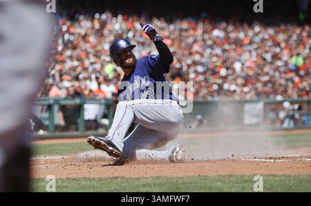 12 avril 2014 - San Francisco, CA, États-Unis - Charlie Blackmon des Rookies du Colorado marque contre les Giants de San Francisco en troisième manche à AT&T Park à San Francisco, Calif, samedi 12 avril 2014. (Crédit image : © Jim Gensheimer/MCT/ZUMAPRESS.com) Banque D'Images