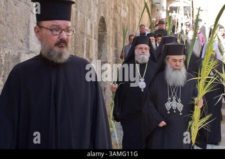 13 avril 2014 - Jérusalem, Israël - Une procession conduit THÉOPHILE III (R), Patriarche grec orthodoxe de Jérusalem, à l'église du Saint-Sépulcre le dimanche des Rameaux. (Crédit image : © Nir Alon/ZUMAPRESS.com) Banque D'Images