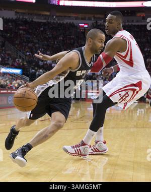 14 avril 2014 - Houston, TX, USA - Tony Parker (9) des Spurs de San Antonio affronte Dwight Howard (12) des Rockets de Houston dans la première moitié de leur match le lundi 14 avril 2014 à Houston. (Crédit image : © George Bridges/MCT/ZUMAPRESS.com) Banque D'Images