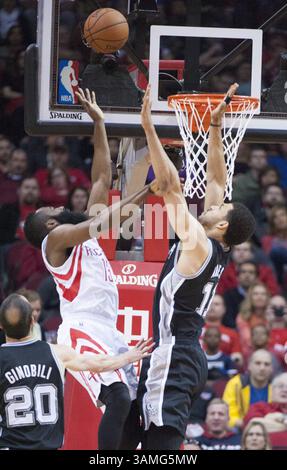 14 avril 2014 - Houston, TX, USA - James Harden (13) des Rockets de Houston tire contre Jeff Ayres (11) des Spurs de San Antonio dans la première moitié de leur match le lundi 14 avril 2014, à Houston. (Crédit image : © George Bridges/MCT/ZUMAPRESS.com) Banque D'Images