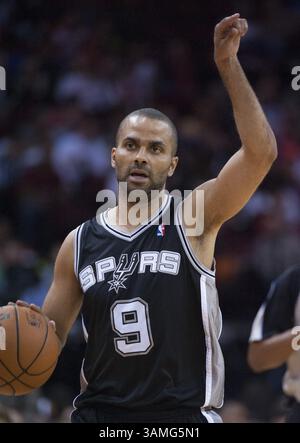 14 avril 2014 - Houston, TX, États-Unis - Tony Parker (9) des Spurs de San Antonio porte la balle sur le terrain contre les Rockets de Houston dans la première moitié de leur match le lundi 14 avril 2014, à Houston. (Crédit image : © George Bridges/MCT/ZUMAPRESS.com) Banque D'Images