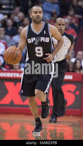 14 avril 2014 - Houston, TX, États-Unis - Tony Parker (9) des Spurs de San Antonio porte la balle sur le terrain contre les Rockets de Houston dans la première moitié de leur match le lundi 14 avril 2014, à Houston. (Crédit image : © George Bridges/MCT/ZUMAPRESS.com) Banque D'Images