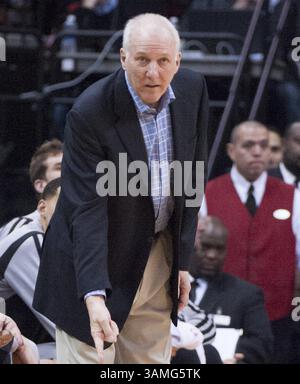 14 avril 2014 - Houston, TX, États-Unis - L'entraîneur-chef Gregg Popovich des Spurs de San Antonio donne des instructions à son équipe contre les Rockets de Houston dans la première moitié de leur match le lundi 14 avril 2014 à Houston. (Crédit image : © George Bridges/MCT/ZUMAPRESS.com) Banque D'Images
