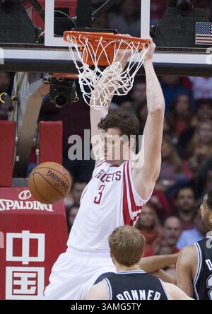 14 avril 2014 - Houston, TX, USA - Omer Asik (3) des Rockets de Houston dunks contre les Spurs de San Antonio dans la première moitié de leur match le lundi 14 avril 2014, à Houston. (Crédit image : © George Bridges/MCT/ZUMAPRESS.com) Banque D'Images