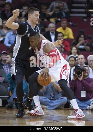 14 avril 2014 - Houston, TX, USA - Dwight Howard (12) des Rockets de Houston affronte Aron Baynes (16) des Spurs de San Antonio dans la première moitié de leur match le lundi 14 avril 2014 à Houston. (Crédit image : © George Bridges/MCT/ZUMAPRESS.com) Banque D'Images