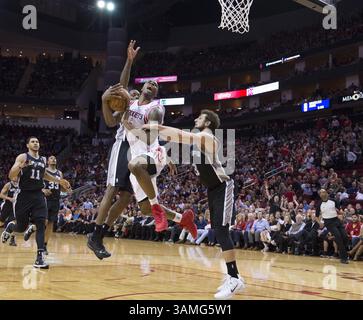 14 avril 2014 - Houston, TX, USA - Terrence Jones (6) des Rockets de Houston est faussé alors qu'il tire contre Marco Belinelli (3) et Damion James (7) des Spurs de San Antonio dans la seconde moitié de la victoire 104-98 des Rockets le lundi 14 avril 2014 à Houston. (Crédit image : © George Bridges/MCT/ZUMAPRESS.com) Banque D'Images