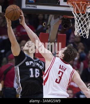 14 avril 2014 - Houston, TX, USA - Omer Asik (3) des Rockets de Houston bloque un tir d'Aron Baynes (16) des Spurs de San Antonio dans la seconde moitié de la victoire 104-98 des Rockets le lundi 14 avril 2014 à Houston. (Crédit image : © George Bridges/MCT/ZUMAPRESS.com) Banque D'Images