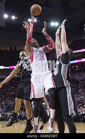 14 avril 2014 - Houston, TX, USA - Dwight Howard (12 ans) des Rockets de Houston est défendu par Tony Parker (9 ans) et Aron Baynes (16 ans) des Spurs de San Antonio dans la seconde moitié de la victoire 104-98 des Rockets le lundi 14 avril 2014 à Houston. (Crédit image : © George Bridges/MCT/ZUMAPRESS.com) Banque D'Images