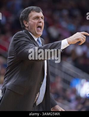 14 avril 2014 - Houston, TX, États-Unis - L'entraîneur-chef Kevin McHale des Rockets de Houston crie des instructions alors que son équipe affronte les Spurs de San Antonio dans la deuxième moitié de la victoire 104-98 des Rockets le lundi 14 avril 2014 à Houston. (Crédit image : © George Bridges/MCT/ZUMAPRESS.com) Banque D'Images