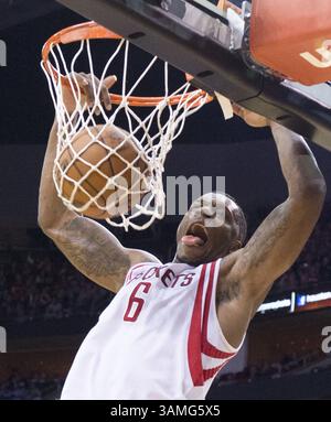 14 avril 2014 - Houston, TX, USA - Terrence Jones (6) des Rockets de Houston met un dunk contre les Spurs de San Antonio dans la seconde moitié de la victoire 104-98 des Rockets le lundi 14 avril 2014 à Houston. (Crédit image : © George Bridges/MCT/ZUMAPRESS.com) Banque D'Images