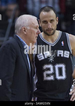 14 avril 2014 - Houston, TX, États-Unis - L'entraîneur-chef Gregg Popovich des Spurs de San Antonio en parle avec Manu Ginobili (20 ans) alors qu'ils affrontent les Rockets de Houston dans la deuxième moitié de la victoire 104-98 des Rockets le lundi 14 avril 2014 à Houston. (Crédit image : © George Bridges/MCT/ZUMAPRESS.com) Banque D'Images