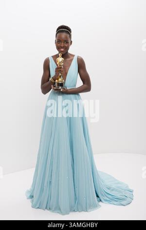 2 mars 2014 - Hollywood, Californie, États-Unis - après avoir remporté la catégorie performance d'une actrice dans un rôle secondaire pour son travail dans '12 Years a Slave', l'actrice LUPITA NYONG'O pose dans les coulisses avec son Oscar lors de la télédiffusion ABC live des Oscars du Dolby Theatre à Hollywood. (Crédit image : © Todd Wawrychuk/AMPAS/ZUMAPRESS.com) Banque D'Images