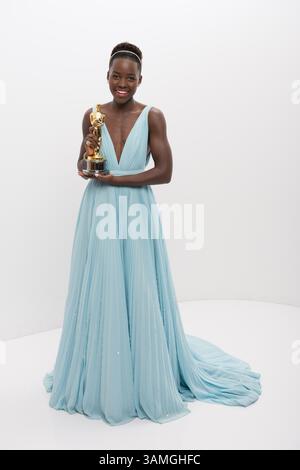 2 mars 2014 - Hollywood, Californie, États-Unis - après avoir remporté la catégorie performance d'une actrice dans un rôle secondaire pour son travail dans '12 Years a Slave', l'actrice LUPITA NYONG'O pose dans les coulisses avec son Oscar lors de la télédiffusion ABC live des Oscars du Dolby Theatre à Hollywood. (Crédit image : © Todd Wawrychuk/AMPAS/ZUMAPRESS.com) Banque D'Images