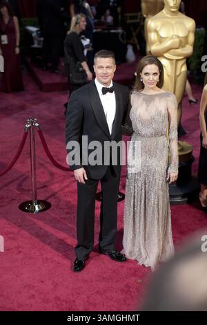 2 mars 2014 - Hollywood, Californie, États-Unis - BRAD PITT et ANGELINA JOLIE arrivent pour la 86e cérémonie des Oscars au Dolby Theater. Jolie porte une robe Elie Saab Couture. (Crédit image : © Prensa Internacional/ZUMAPRESS.com) Banque D'Images
