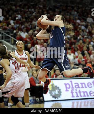 3 mars 2014 - Louisville, KY, USA - Breanna Stewart (30), attaquante des Huskies du Connecticut, prend un coup de foudre alors que Jude Schimmel (22), garde des Cardinals de Louisville, défend pendant la première mi-temps au KFC Yum Center à Louisville, Kentucky, le lundi 3 mars 2014. (Crédit image : © John Woike/MCT/ZUMAPRESS.com) Banque D'Images