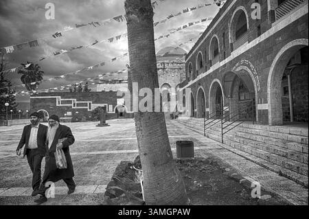 21 avril 2013 - Teberia , Israël - à la tombe de Meir Baal Haness, Teberia 'le Sanhedrim s'est réuni ici la dernière fois, et pendant trois cents ans Tibériade était la métropole des Juifs en Palestine. C'est l'une des quatre villes saintes des Israélites, et c'est pour eux ce que la Mecque est pour le Mahomet et Jérusalem pour le chrétien. Il a été le lieu de résidence de nombreux érudits et célèbres rabbins juifs. Ils sont enterrés ici, et près d'eux se trouvent aussi vingt-cinq mille de leur foi qui ont voyagé loin pour être près d'eux pendant qu'ils vivaient et mentir avec eux quand ils mouraient. Le grand Rabbi ben Israël a passé trois ans Banque D'Images