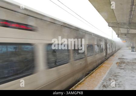 21 janvier 2014 - Merrick, New York, États-Unis - la neige tombe lourdement sur la plate-forme surélevée venteuse de la gare ferroviaire LIRR de Merrick alors que les villes déclarent l'urgence de neige, avec jusqu'à 10 pouces de neige attendus. La Metropolitan transit Authority a ajouté des trains supplémentaires l'après-midi à long Island Rail Road. LIRR Tweet à 14 h : « le MTA exhorte les clients à quitter le travail tôt aujourd'hui et à finir de voyager tôt ce soir. Si vous n'avez pas besoin de voyager ce soir, nous vous exhortons à ne pas le faire." (Crédit image : © Ann Parry/ZUMA Wire/ZUMAPRESS.com) Banque D'Images