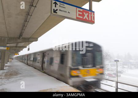 21 janvier 2014 - Merrick, New York, États-Unis - la neige tombe lourdement sur la plate-forme surélevée venteuse de la gare ferroviaire LIRR de Merrick alors que les villes déclarent l'urgence de neige, avec jusqu'à 10 pouces de neige attendus. La Metropolitan transit Authority a ajouté des trains supplémentaires l'après-midi à long Island Rail Road. LIRR Tweet à 14 h : « le MTA exhorte les clients à quitter le travail tôt aujourd'hui et à finir de voyager tôt ce soir. Si vous n'avez pas besoin de voyager ce soir, nous vous exhortons à ne pas le faire." (Crédit image : © Ann Parry/ZUMA Wire/ZUMAPRESS.com) Banque D'Images
