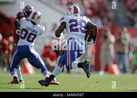 Dec. 8, 2013 - Tampa, Floride, U. S - Buffalo Bills Running back C.J. Spiller (28) se précipite sur le terrain en ramassant un pâté de maisons de la réceptrice des Buffalo Bills Wide Marquise Goodwin (88) au cours de la semaine 14 de la saison régulière de la NFL 2013 dans un match entre les Buccaneers de Tampa Bay et les Buffalo Bills au Raymond James Stadium, à Tampa, en Floride. Les Bucs ont gagné 27-6. (Crédit image : © Scott Kelby/ZUMAPRESS.com) Banque D'Images