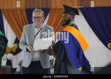 Dr Andrzej Rozmus (à gauche) remet un prix à un étudiant lors de la remise inaugurale du diplôme de l'UMP. Banque D'Images