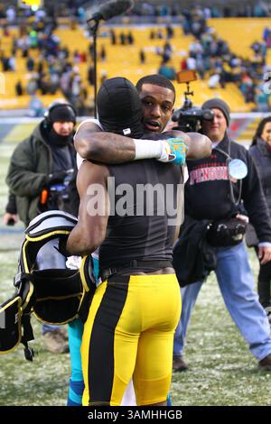 Dec. 8, 2013 - Pittsburgh, Pennsylvanie, U. S - Miami Dolphins Wide receveur MIKE WALLACE (11 ans) rencontre son ami et ancien coéquipier Pittsburgh Steelers Wide receveur ANTONIO BROWN (84 ans) après le match. Les Dolphins de Miami battent les Steelers de Pittsburgh 34-28 à Heinz Field. (Crédit image : © Brian Kunst/ZUMAPRESS.com) Banque D'Images