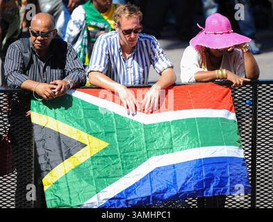 10 décembre 2013 - Cape Town, Western Cape, Afrique du Sud - le public et les forces armées assistent au service commémoratif national pour Nelson Mandela au stade FNB de Johannesburg, sur des écrans géants devant l'hôtel de ville du Cap et la Grande Parade. (Crédit image : © Roger Sedres/images sa/ZUMAPRESS.com) Banque D'Images