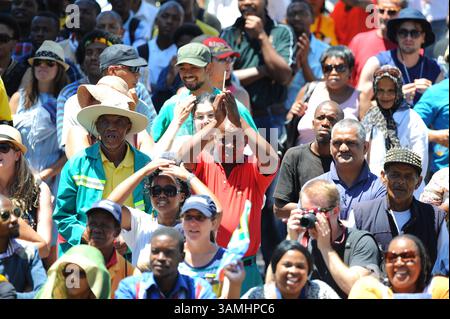 10 décembre 2013 - Cape Town, Western Cape, Afrique du Sud - le public et les forces armées assistent au service commémoratif national pour Nelson Mandela au stade FNB de Johannesburg, sur des écrans géants devant l'hôtel de ville du Cap et la Grande Parade. (Crédit image : © Roger Sedres/images sa/ZUMAPRESS.com) Banque D'Images