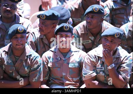 10 décembre 2013 - Cape Town, Western Cape, Afrique du Sud - le public et les forces armées assistent au service commémoratif national pour Nelson Mandela au stade FNB de Johannesburg, sur des écrans géants devant l'hôtel de ville du Cap et la Grande Parade. (Crédit image : © Roger Sedres/images sa/ZUMAPRESS.com) Banque D'Images
