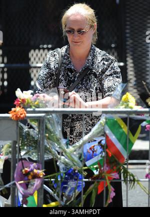 10 décembre 2013 - Cape Town, Western Cape, Afrique du Sud - le public et les forces armées assistent au service commémoratif national pour Nelson Mandela au stade FNB de Johannesburg, sur des écrans géants devant l'hôtel de ville du Cap et la Grande Parade. (Crédit image : © Roger Sedres/images sa/ZUMAPRESS.com) Banque D'Images