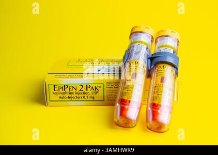Auto-injecteurs d'épinéphrine EpiPen 2-pak fabriqués par Mylan Pharmaceuticals sur fond jaune Banque D'Images