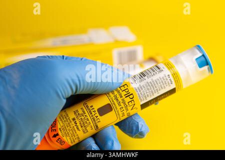 Auto-injecteurs d'épinéphrine EpiPen 2-pak fabriqués par Mylan Pharmaceuticals sur fond jaune Banque D'Images