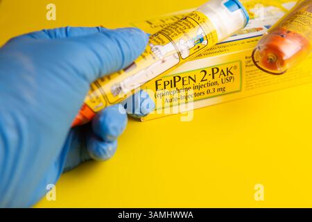 Auto-injecteurs d'épinéphrine EpiPen 2-pak fabriqués par Mylan Pharmaceuticals sur fond jaune Banque D'Images
