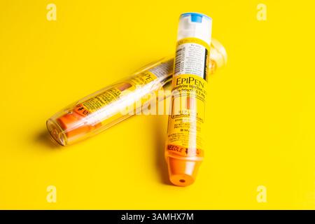 Auto-injecteurs d'épinéphrine EpiPen 2-pak fabriqués par Mylan Pharmaceuticals sur fond jaune Banque D'Images