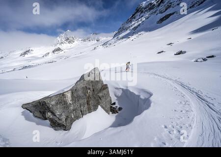 Randonneur de ski montant à travers un paysage de montagne pittoresque enneigé avec vue sur les sommets des montagnes, ascension au sommet de Kesch Pitschen, Buend Banque D'Images