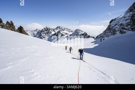 Randonneur de ski avec corde, équipe de corde sur le glacier Vadret da Porchabella sur la montée au sommet du Piz Kesch, paysage de montagne en hiver, alpin à Banque D'Images